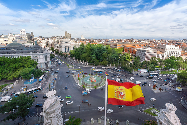 Bandera de España ondeando sobre la Plaza de Cibeles en Madrid